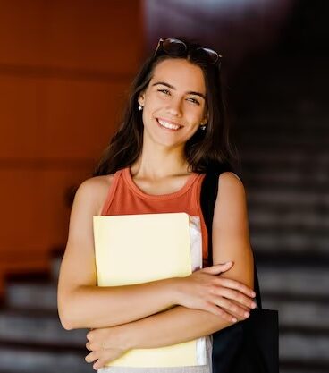imgi_4_portrait-smiling-girl-with-folder-her-hands_1048944-2985137 imgi_4_portrait-smiling-girl-with-folder-her-hands_1048944-2985137